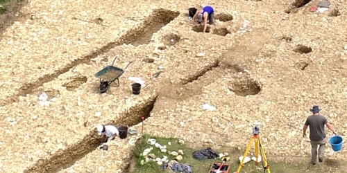 Vue aérienne d'un chantier archéologique en cours de fouille.